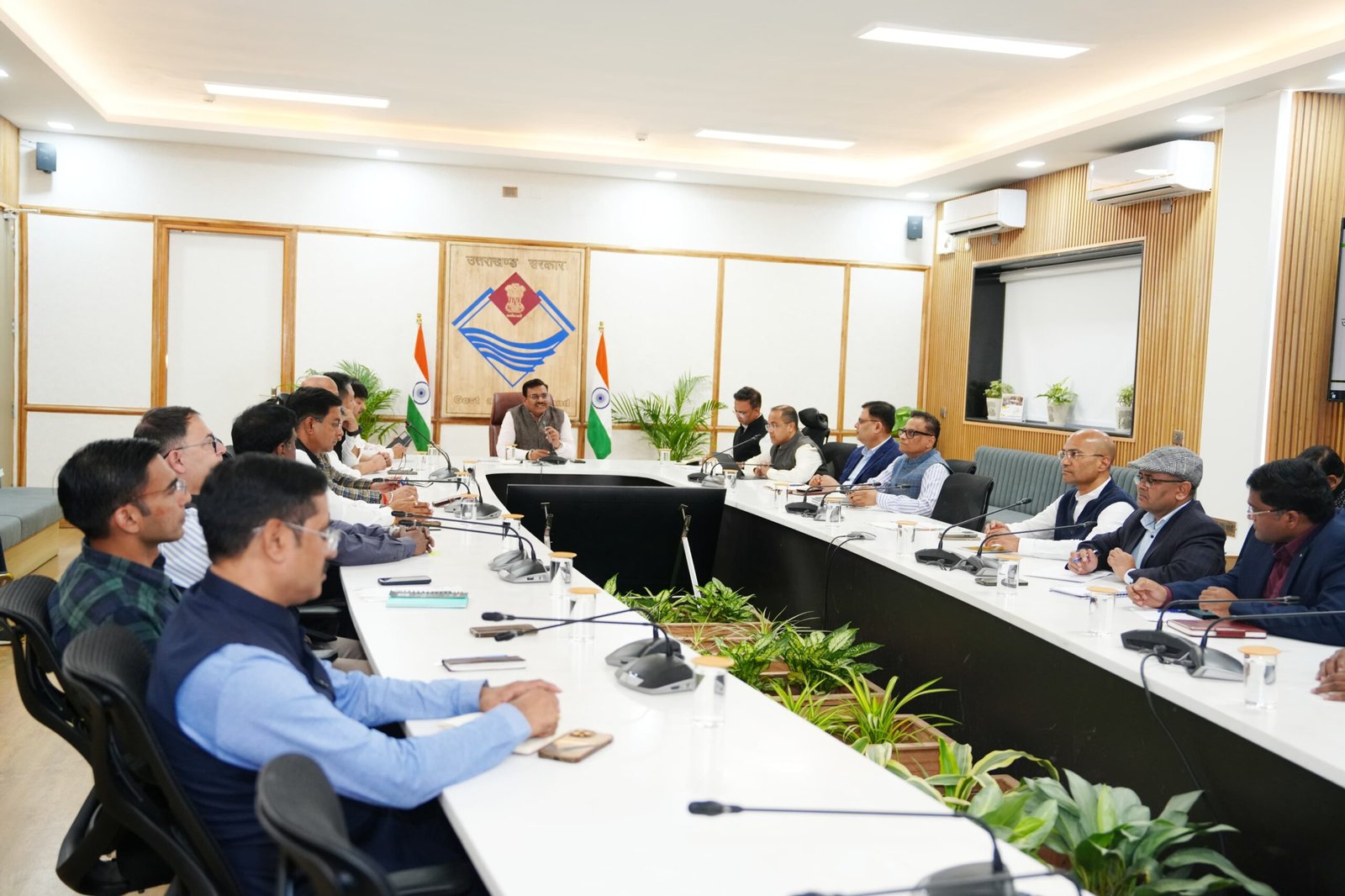 मुख्य सचिव आनंद बर्धन की अध्यक्षता में सचिव समन्वय तथा जनपद से संबंधित मुद्दों के समाधान की समीक्षा बैठक आयोजित की गई