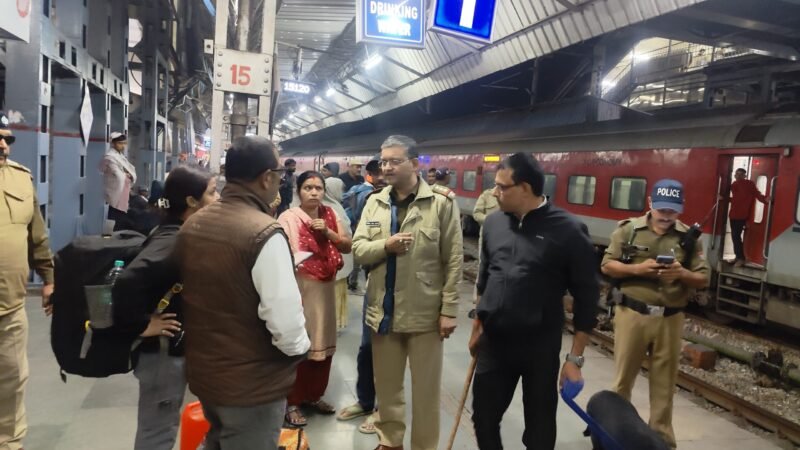 दिल्ली में हुए कार बम विस्फोट के बाद जीआरपी हरिद्वार पुलिस हाई अलर्ट पर, जॉइंट चेकिंग जारी है…