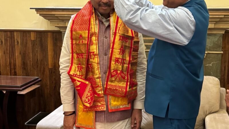 केंद्रीय शिक्षा मंत्री श्री धर्मेंद्र प्रधान का सुनील सैनी राज्य मंत्री ने कार्यकर्ताओं के साथ पहाड़ी टोपी पहना कर एवं पुष्प गुच्छ भेंट कर स्वागत किया