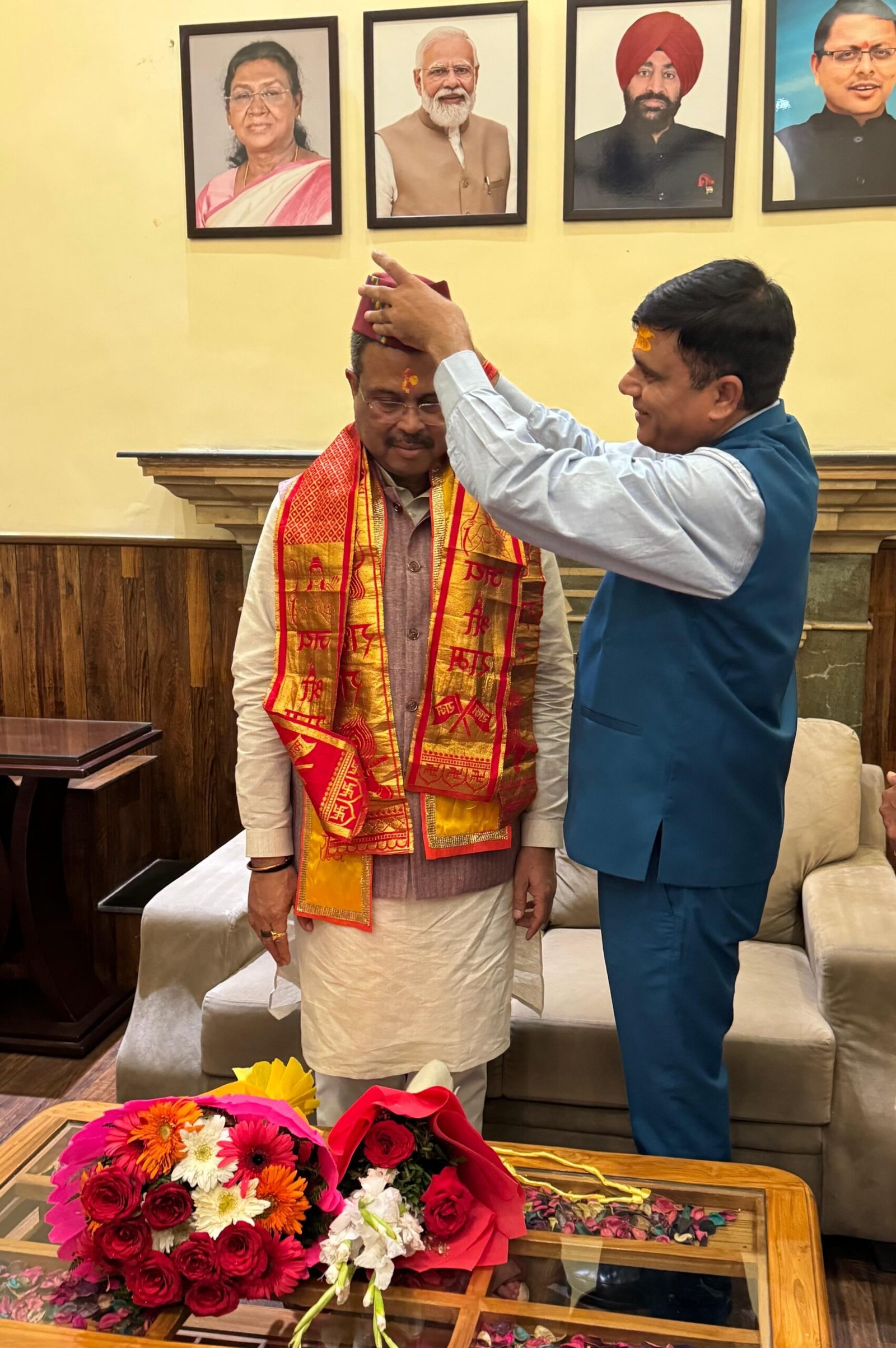 केंद्रीय शिक्षा मंत्री श्री धर्मेंद्र प्रधान का सुनील सैनी राज्य मंत्री ने कार्यकर्ताओं के साथ पहाड़ी टोपी पहना कर एवं पुष्प गुच्छ भेंट कर स्वागत किया