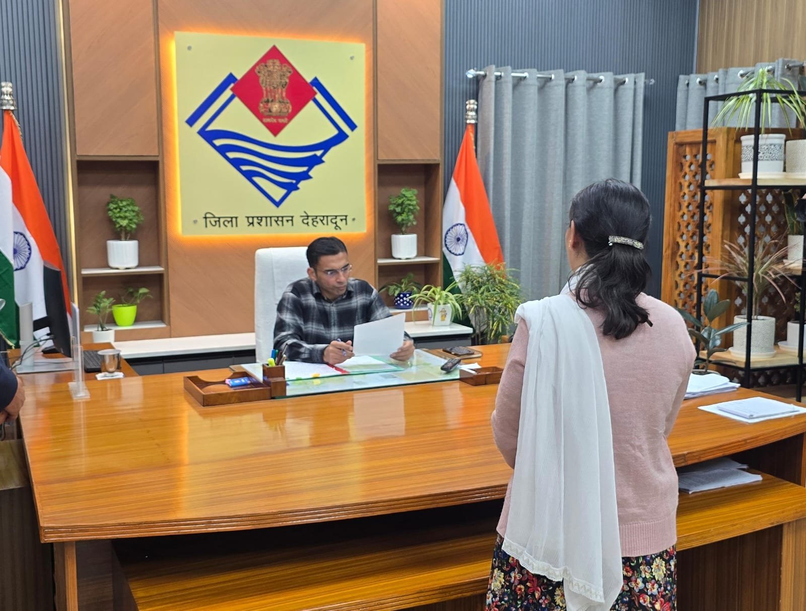 पति शराब पीकर करता है पत्नी और बेटी से हिंसा; पत्नी ने डीएम से लगाई गुहार