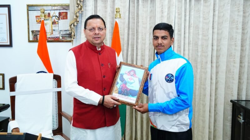 मुख्यमंत्री श्री पुष्कर सिंह धामी से माउंट एवरेस्ट फतह करने वाले 16 वर्षीय बालक सचिन कुमार ने की शिष्टाचार भेंट