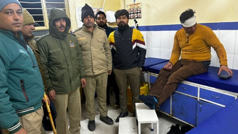 संवेदनशीलता और तत्परता का परिचय — संभागीय निरीक्षक चेतन प्रकाश ने घायल व्यक्ति को पहुंचाया अस्पताल