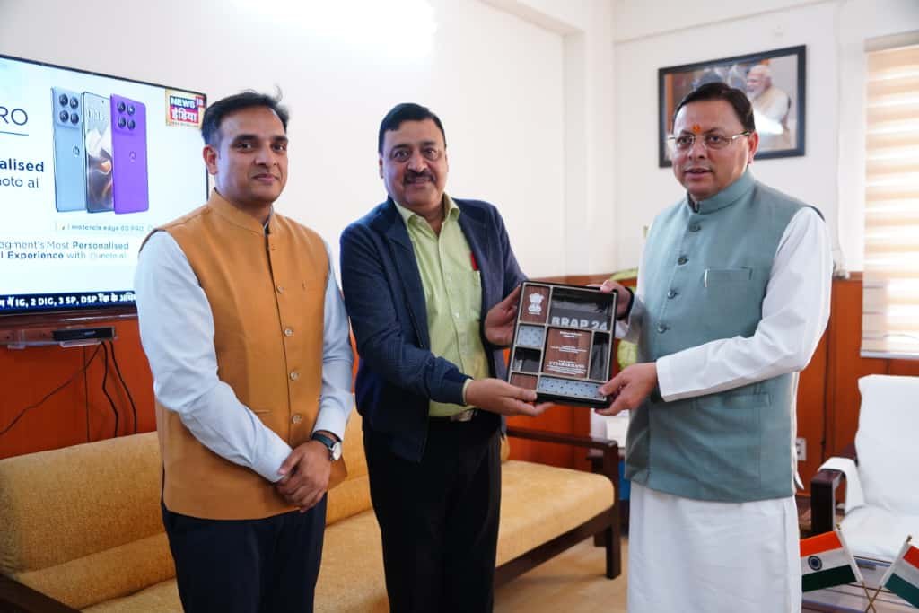 मुख्यमंत्री को सौंपा प्रदेश को राष्ट्रीय स्तर पर मिले व्यापार सुधार कार्ययोजना के तहत टॉप अचीवर्स पुरस्कार