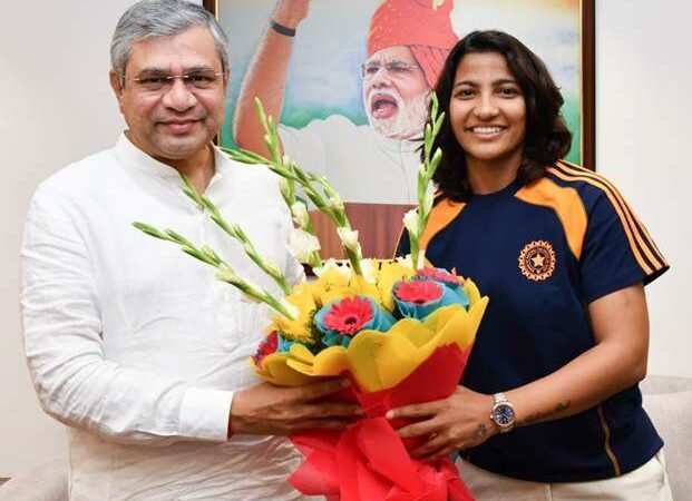 उत्तराखंड की क्रिकेटर स्नेह राणा ने टीम के साथ श्री अश्विनी वैष्णव से की मुलाकात