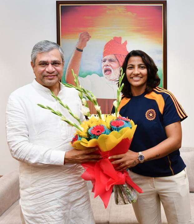 उत्तराखंड की क्रिकेटर स्नेह राणा ने टीम के साथ श्री अश्विनी वैष्णव से की मुलाकात