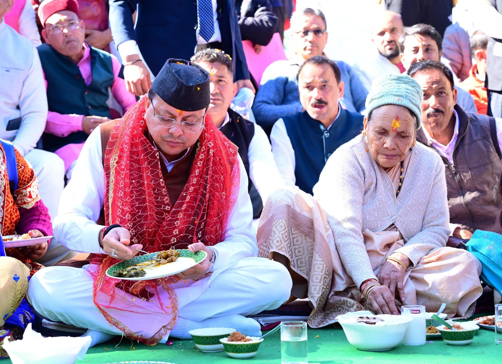 मां के साथ पैतृक गांव पहुंच भावुक हुए सीएम धामी