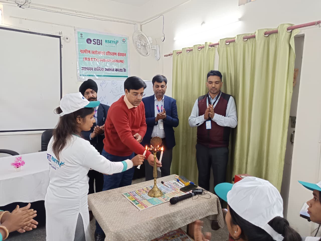 स्वरोजगार की नई राहः आरसेटी रुद्रप्रयाग में शुरू हुआ ब्यूटी पार्लर प्रशिक्षण