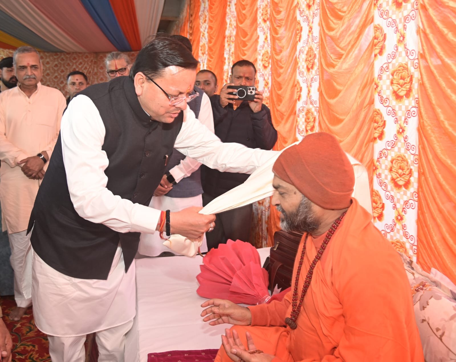 अग्नि अखाड़े के महामंडलेश्वर उत्तम स्वामी से मुख्यमंत्री ने की शिष्टाचार भेंट