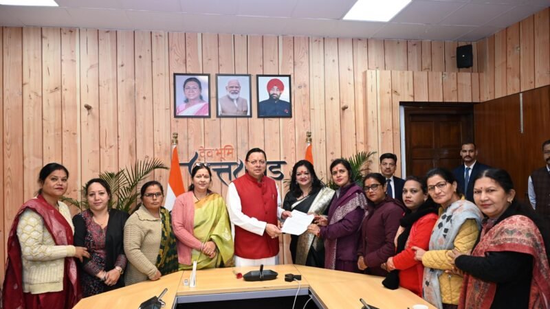 मुख्यमंत्री से आंगनबाड़ी कार्यकत्री/सेविका/ मिनी कर्मचारी संगठन के सदस्यों ने भेंट की