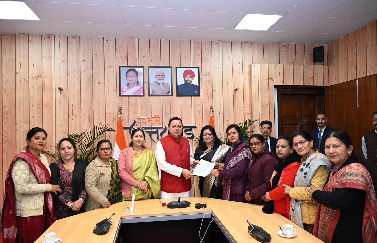 मुख्यमंत्री से आंगनबाड़ी कार्यकत्री/सेविका/ मिनी कर्मचारी संगठन के सदस्यों ने भेंट की