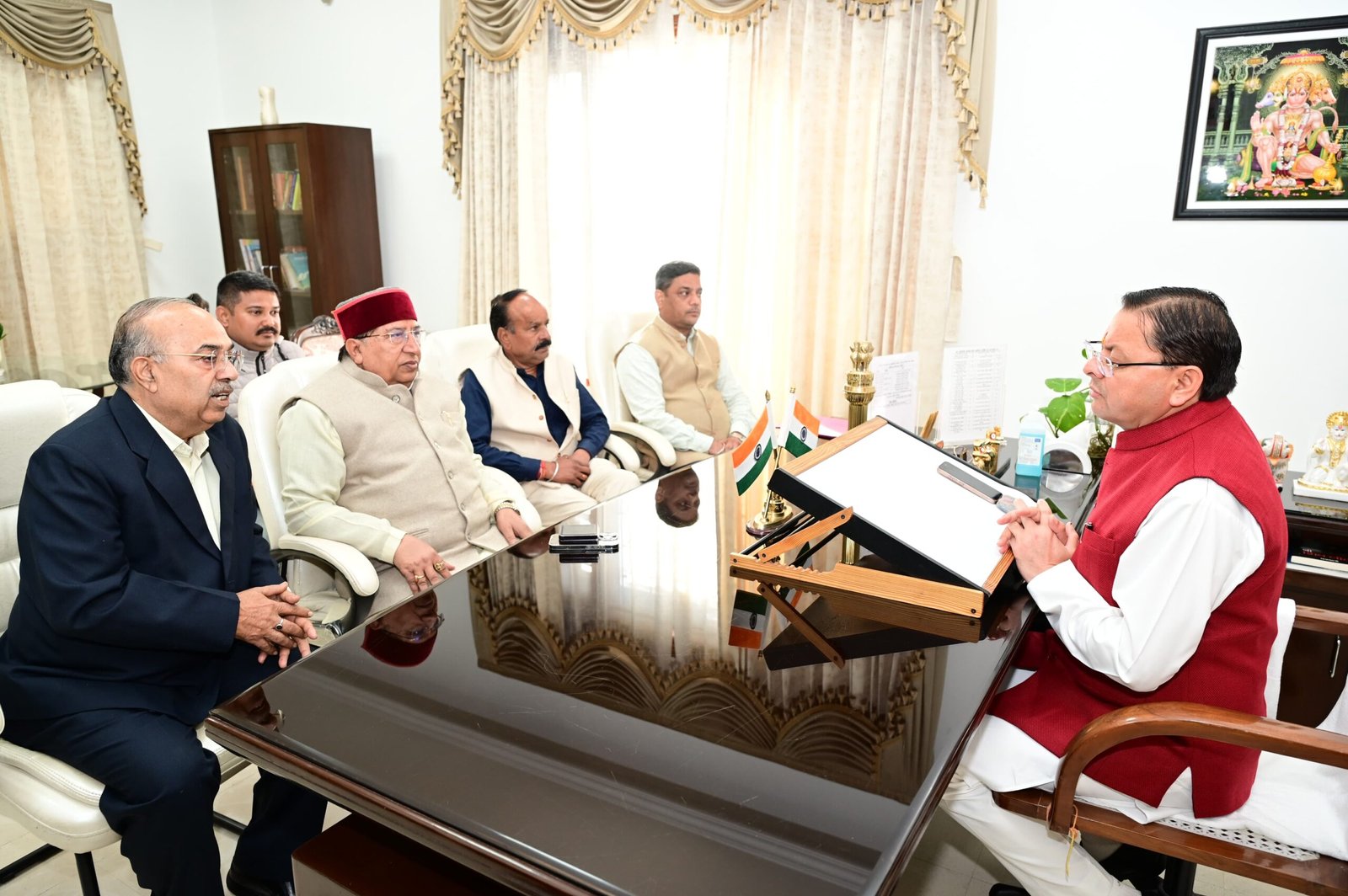 मुख्यमंत्री से राज्य सभा सांसद के नेतृत्व में बार एसोसिएशन देहरादून के प्रतिनिधि मंडल ने भेंट की