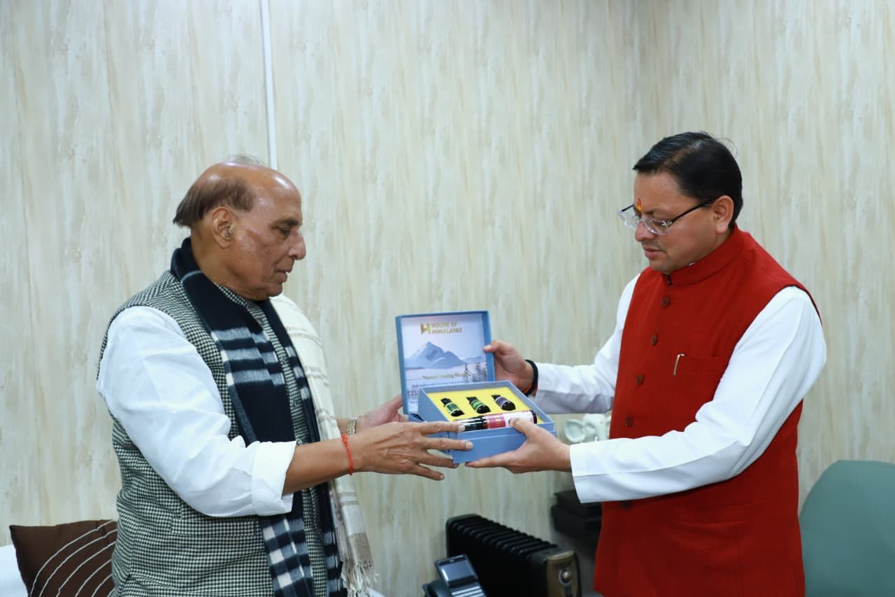 मुख्यमंत्री ने नई दिल्ली में केंद्रीय रक्षा मंत्री श्री राजनाथ सिंह से शिष्टाचार भेंट की