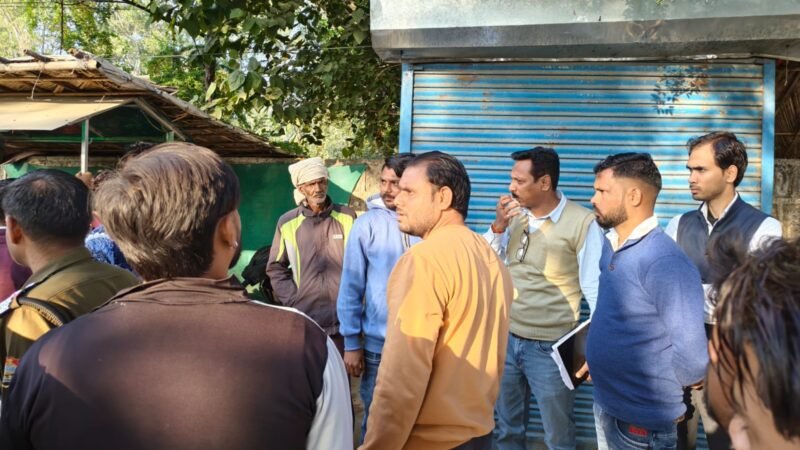 नगर निगम–पुलिस की संयुक्त कार्रवाई: वार्ड 17 में अवैध खोखे ध्वस्त, दो ठेलियाँ जप्त