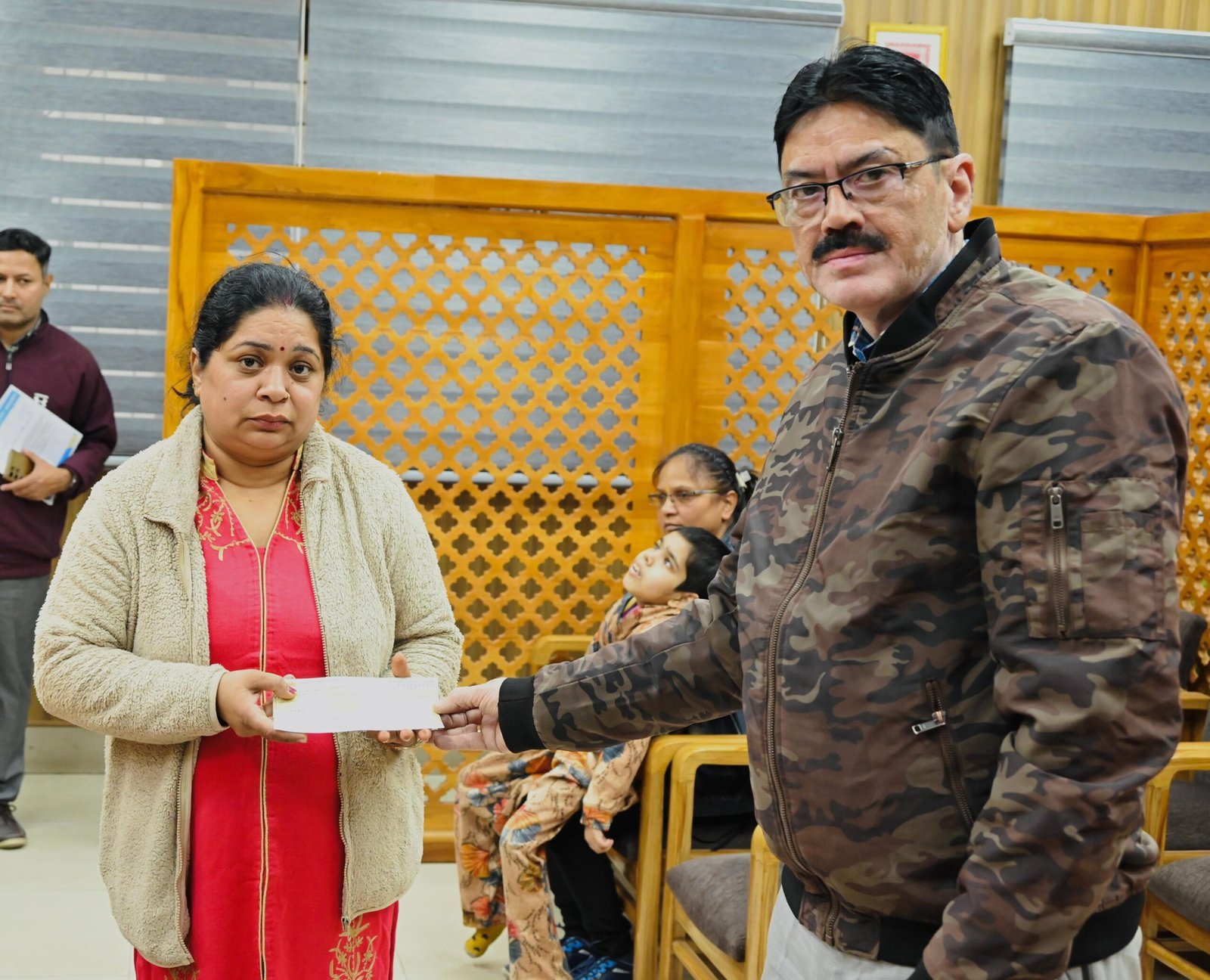 13 वर्षीय दिव्यांग भव्य चलने- फिरने, बोलने में है असमर्थ; जिला प्रशासन ने दी वाहन हेतु आर्थिक सहायता