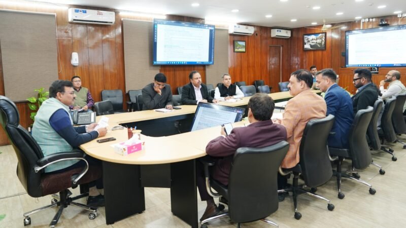 मुख्य सचिव की अध्यक्षता में संबंधित अधिकारियों के साथ डीरेगुलेशन के संबंध में समीक्षा बैठक आयोजित की गई