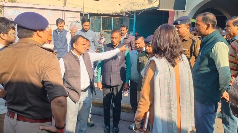 धर्म नगरी को स्वच्छ एव क्लीन नगर बनाने के लिए जिलाधिकारी स्वयं धरातल पर उतरकर लिया सफाई व्यवस्था का जायजा