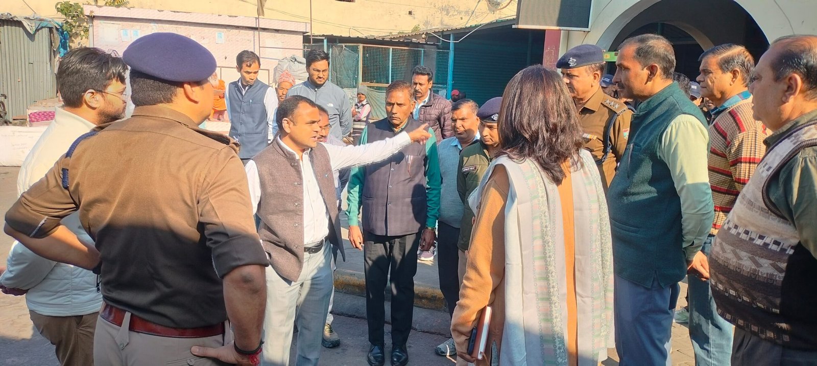 धर्म नगरी को स्वच्छ एव क्लीन नगर बनाने के लिए जिलाधिकारी स्वयं धरातल पर उतरकर लिया सफाई व्यवस्था का जायजा