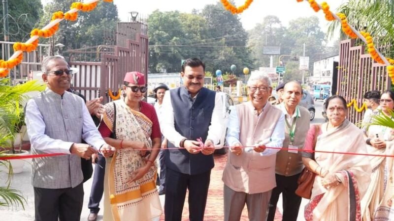 मुख्य सचिव  ने को  दून पुस्तकालय एवं शोध संस्थान में उत्तराखण्ड पुस्तक मेला का शुभारंभ किया