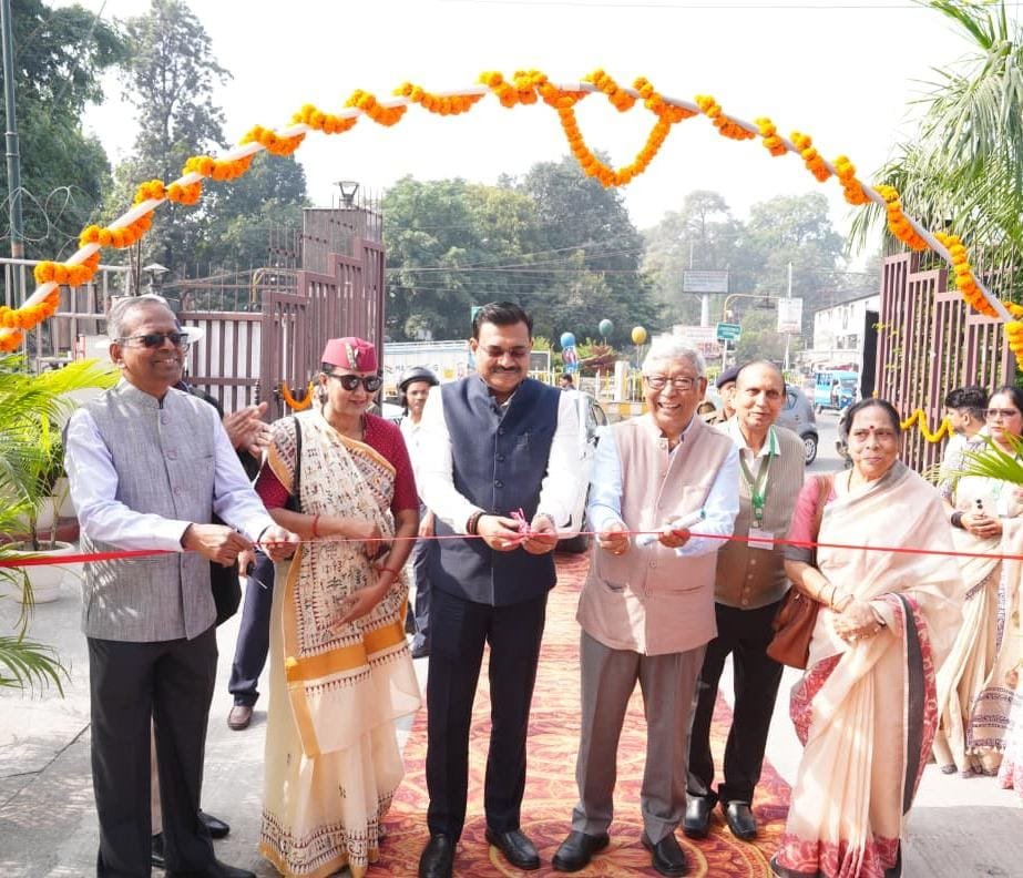 मुख्य सचिव  ने को  दून पुस्तकालय एवं शोध संस्थान में उत्तराखण्ड पुस्तक मेला का शुभारंभ किया