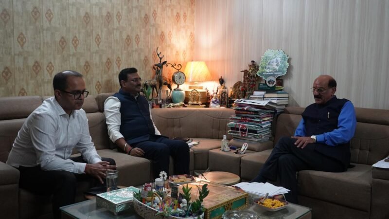 उत्तराखंड राज्य स्थापना की “रजत जयंती” पर विशेष सत्र की तैयारियों को लेकर मुख्य सचिव एवं ग्रह सचिव ने मंत्री सुबोध उनियाल से की भेंट