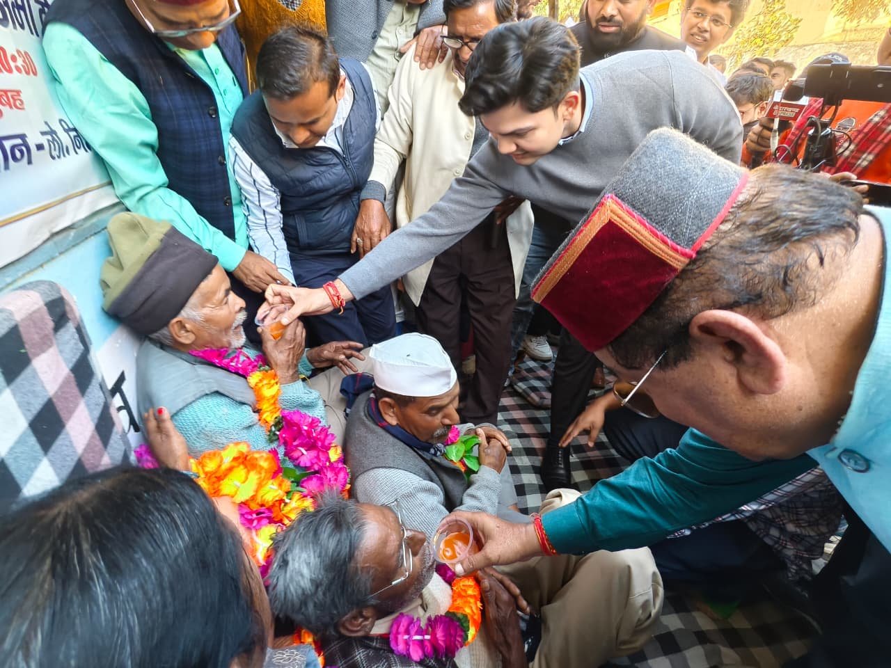 बधाणीताल-भुनालगांव मोटर मार्ग निर्माण: जिलाधिकारी प्रतीक जैन के आश्वासन से जगी उम्मीदें, ग्रामीणों ने स्थगित किया अनशन