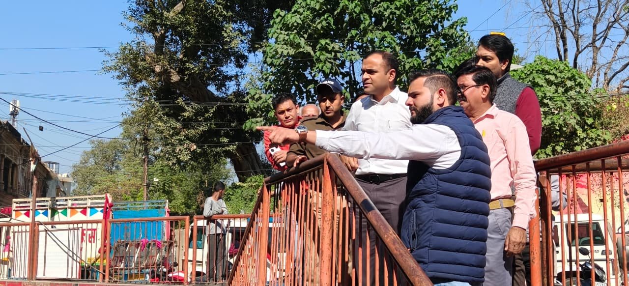 जिलाधिकारी मयूर दीक्षित ने किया पौराणिक भीमगौड़ा कुण्ड क्षेत्र का निरीक्षण