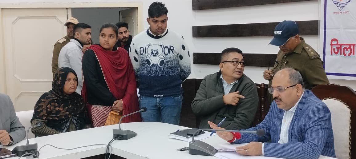 जनसुनवाई कार्यक्रम में 57 समस्याएं की गए दर्ज गई,जिसमें से मौके पर 32 समस्याओं का किया निराकरण किया गया तथा शेष शिकायतों को संबंधित अधिकारियों को दिए त्वरित निराकरण हेतु प्रेषित किया गया