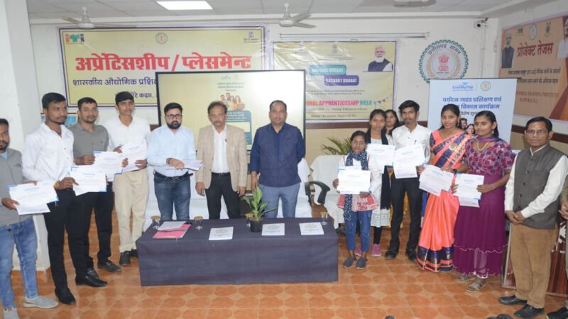 Raipur News: स्थानीय युवाओं को रोजगार से जोड़ने का अनूठा प्रयास, कलेक्टर ने 62 युवाओं को सौंपा प्रमाणपत्र व जॉब ऑफर लेटर