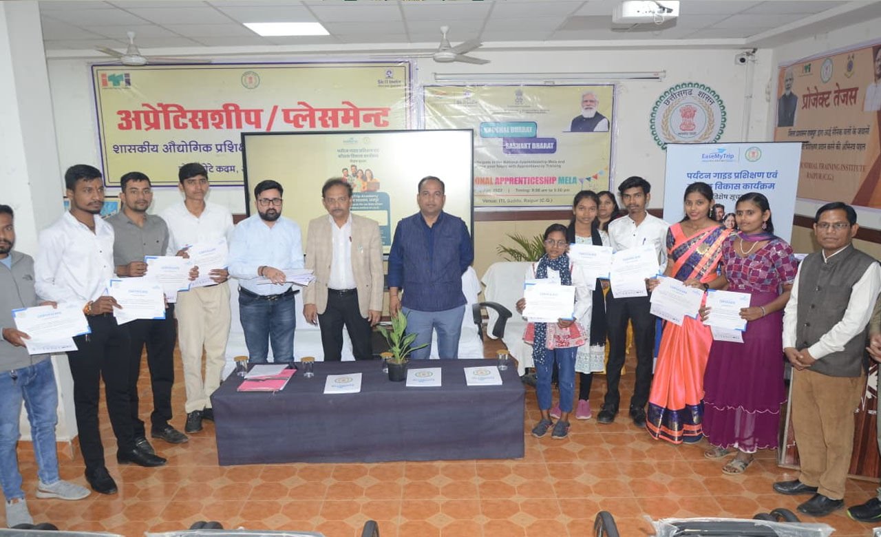 Raipur News: स्थानीय युवाओं को रोजगार से जोड़ने का अनूठा प्रयास, कलेक्टर ने 62 युवाओं को सौंपा प्रमाणपत्र व जॉब ऑफर लेटर