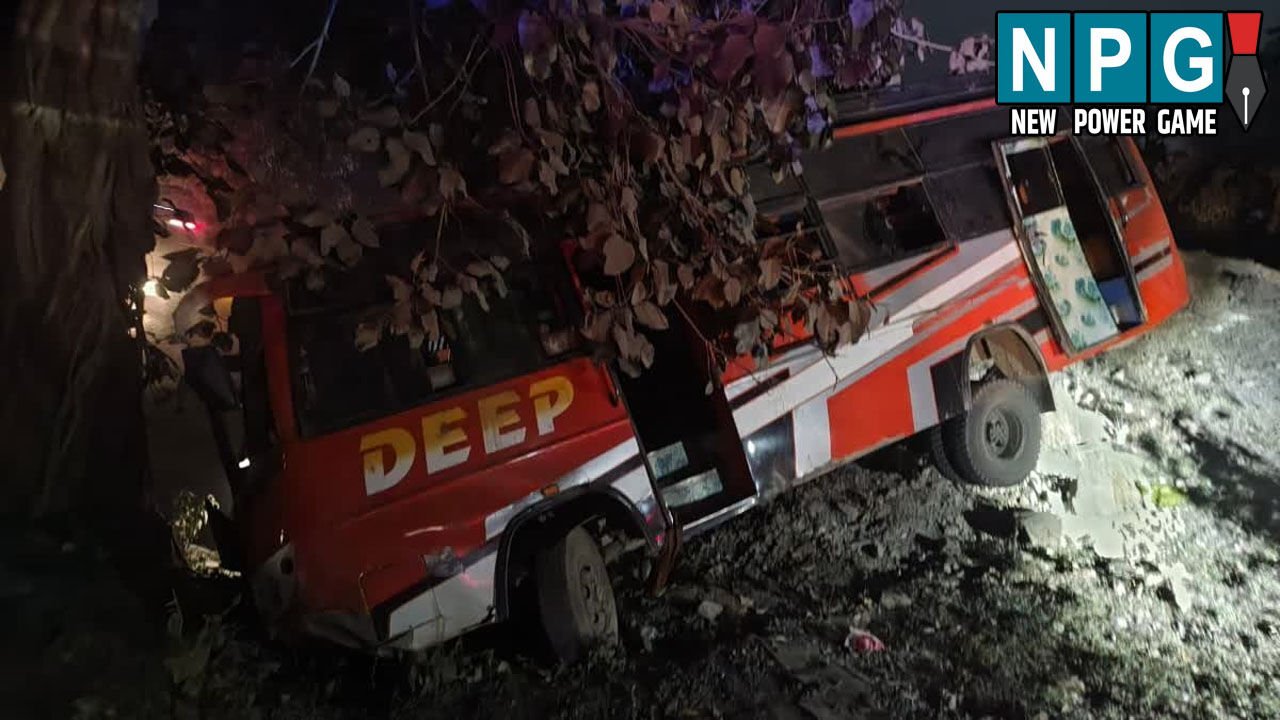 CG News: पेड़ से लटककर झूलती रही बस: 32 यात्रियों की सांसे अटकी रही, 40 फीट गहरी खाई में गिरने से ऐसे बची बस