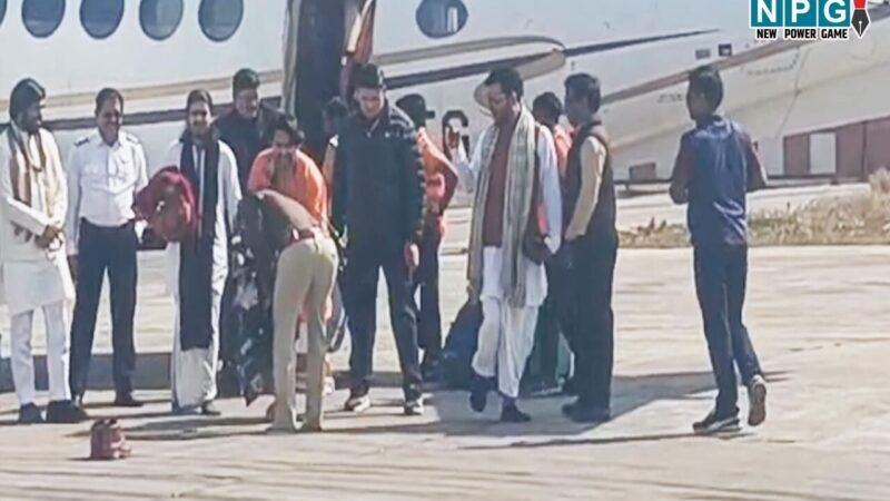 CG News: इंस्पेक्टर का पैर छूते वीडियो वायरल… पहले सैल्यूट, फिर जूता-टोपी उतारकर बाबा के छुए पैर…