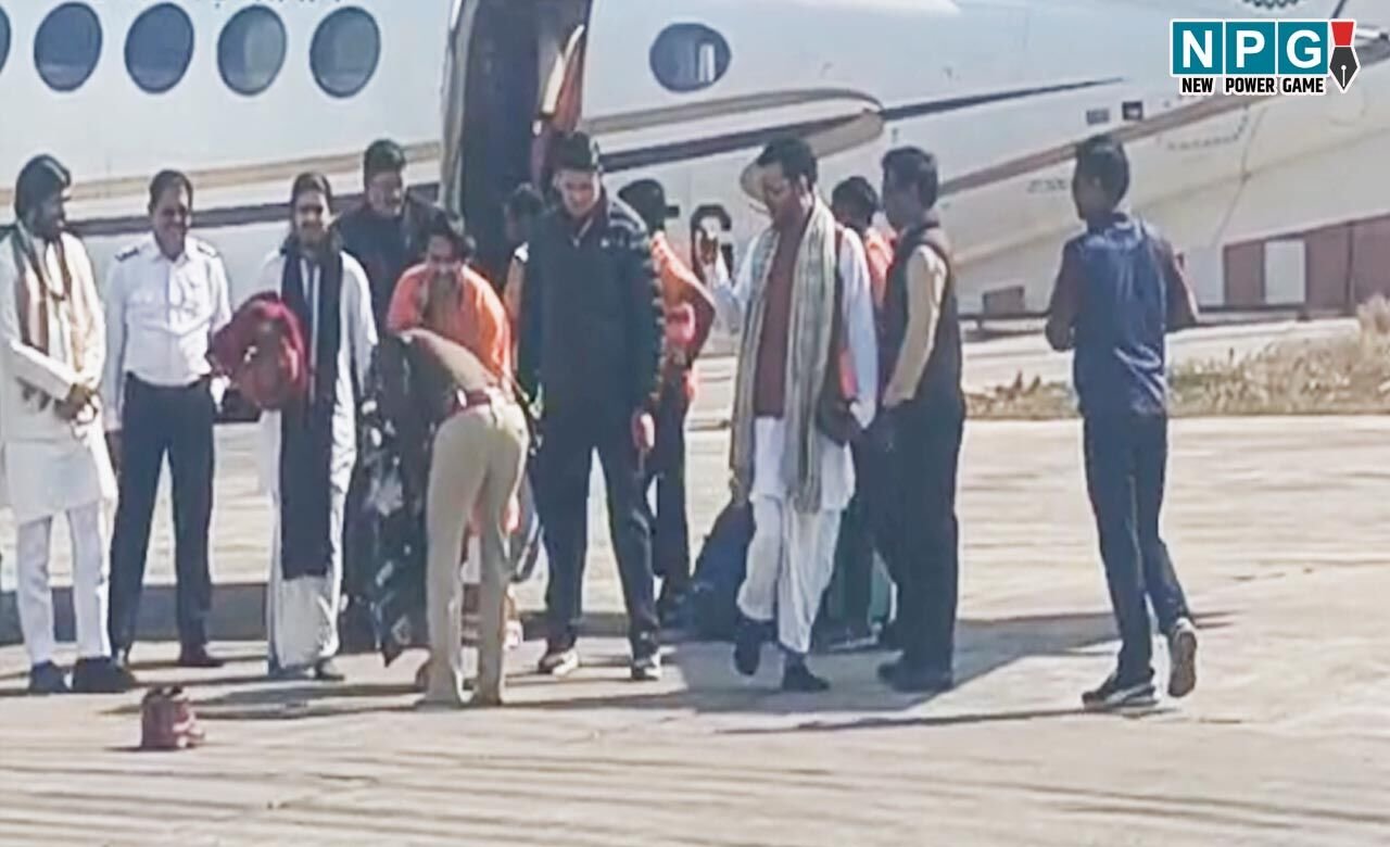 CG News: इंस्पेक्टर का पैर छूते वीडियो वायरल… पहले सैल्यूट, फिर जूता-टोपी उतारकर बाबा के छुए पैर…