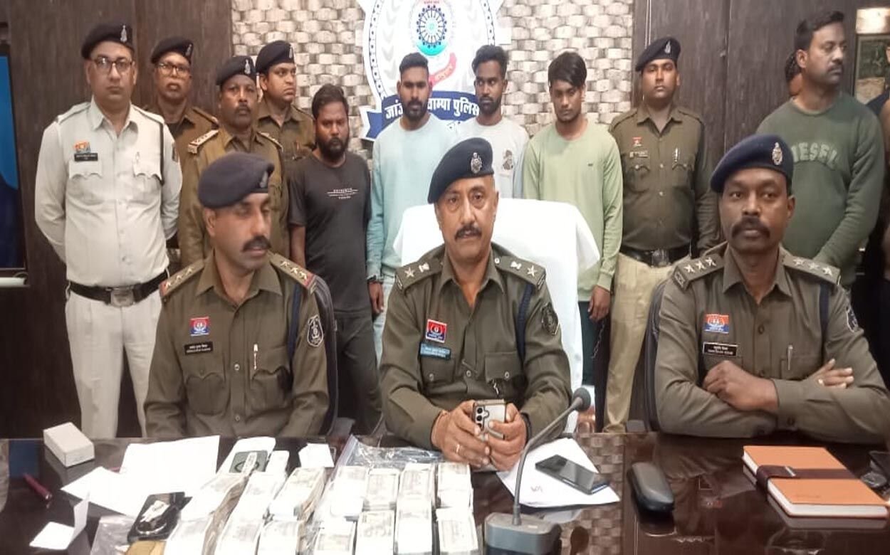 CG Crime: 20 लाख की लूट खुलासा,मिर्च पाउडर छिड़ककर छीन रहे थे नगदी, कामयाब नहीं हुये तो सुपरवाइजर का अपहरण, फिर मैनपाट की गहरी खाई से नीचे फेंके, लेकिन ऐसे बच गई जान…