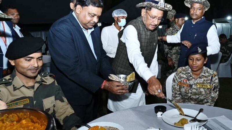 Bastar Security News: नारायणपुर में जवानों के बीच पहुंचे CM साय, बढ़ाया हौसला, बोले- आपके साहस से लौटी शांति