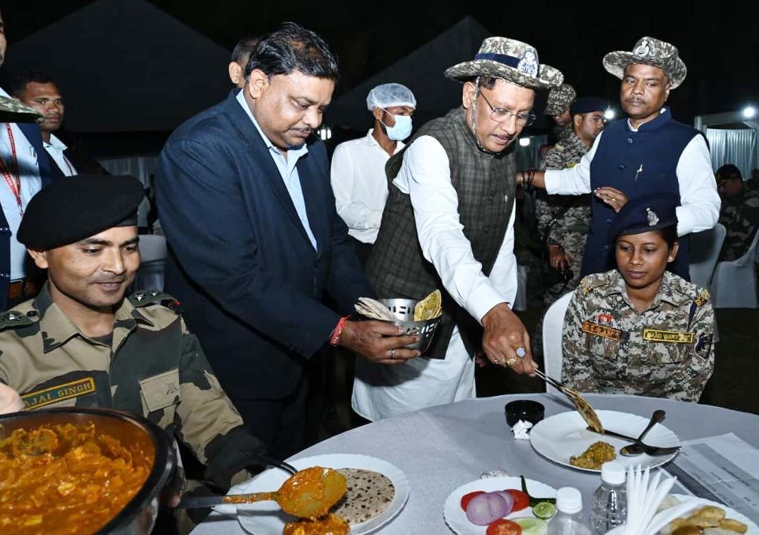 Bastar Security News: नारायणपुर में जवानों के बीच पहुंचे CM साय, बढ़ाया हौसला, बोले- आपके साहस से लौटी शांति