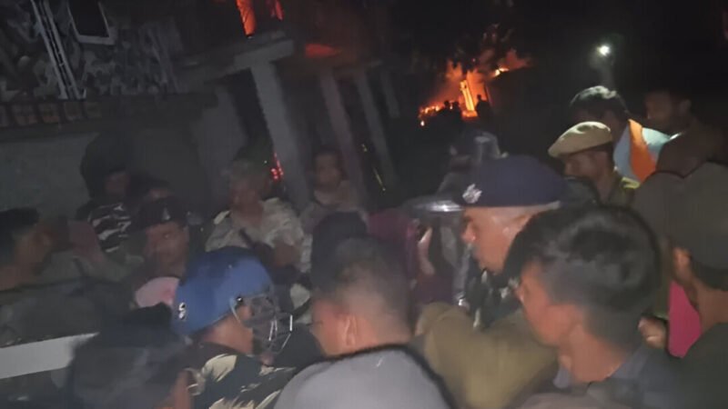 ब्रेकिंग: छत्तीसगढ़ के गरियाबंद जिला में सांप्रदायिक हिंसा, दो समुदायों में झड़प, घर-गाड़ियां जलीं, लाठीचार्ज, 6 जवान घायल, भारी पुलिस बल तैनात, जानिए क्यों भड़की हिंसा?