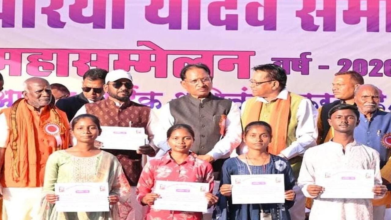 CG News: झरिया यादव महासम्मेलन में शामिल हुए CM विष्णुदेव, मंगल भवन व सांस्कृतिक मंडप निर्माण की घोषणा, 11.75 करोड़ के विकास कार्यों का भूमिपूजन एवं लोकार्पण