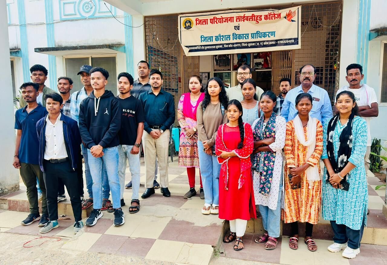 नक्सल प्रभावित सुकमा के 35 युवा रोजगार के लिए चेन्नई रवाना, पहली बार घर से बाहर जाकर रोजगार प्राप्त करने का मिला अवसर