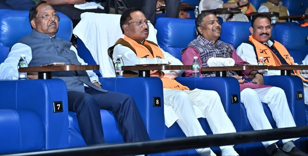 छत्तीसगढ़ में टैक्स-फ्री हुई फिल्म ‘शतक’: सीएम विष्णु देव साय ने कैबिनेट के साथ देखी संघ के 100 साल की गाथा; युवाओं के लिए बड़ी घोषणा