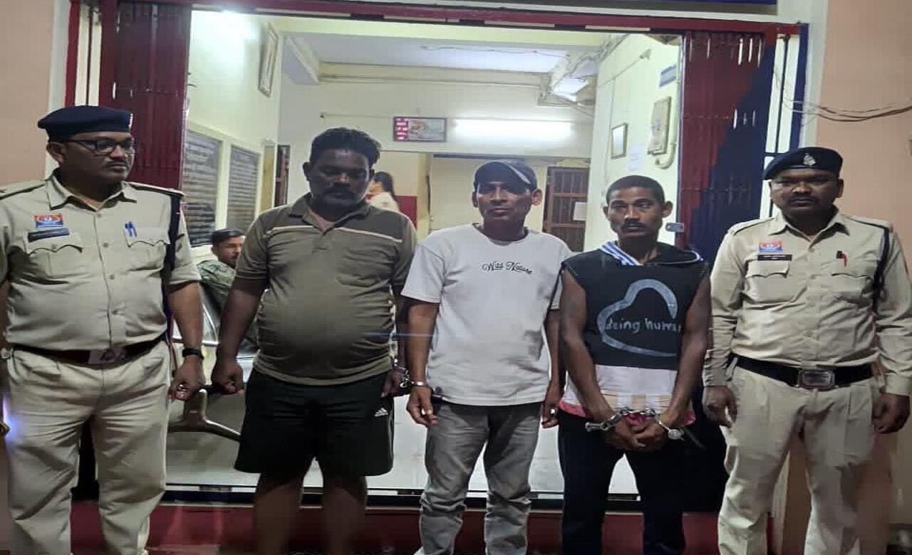 Dhamtari News: देह व्यापार का खुलासा, किराए के मकान में चल रहा था पूरा खेल, पुलिस पहुंची तो 2 युवतियां समेत 4 को पकड़ाए, मौके से नगदी, मोबाइल, दवाइयां व अन्य सामग्री जब्त