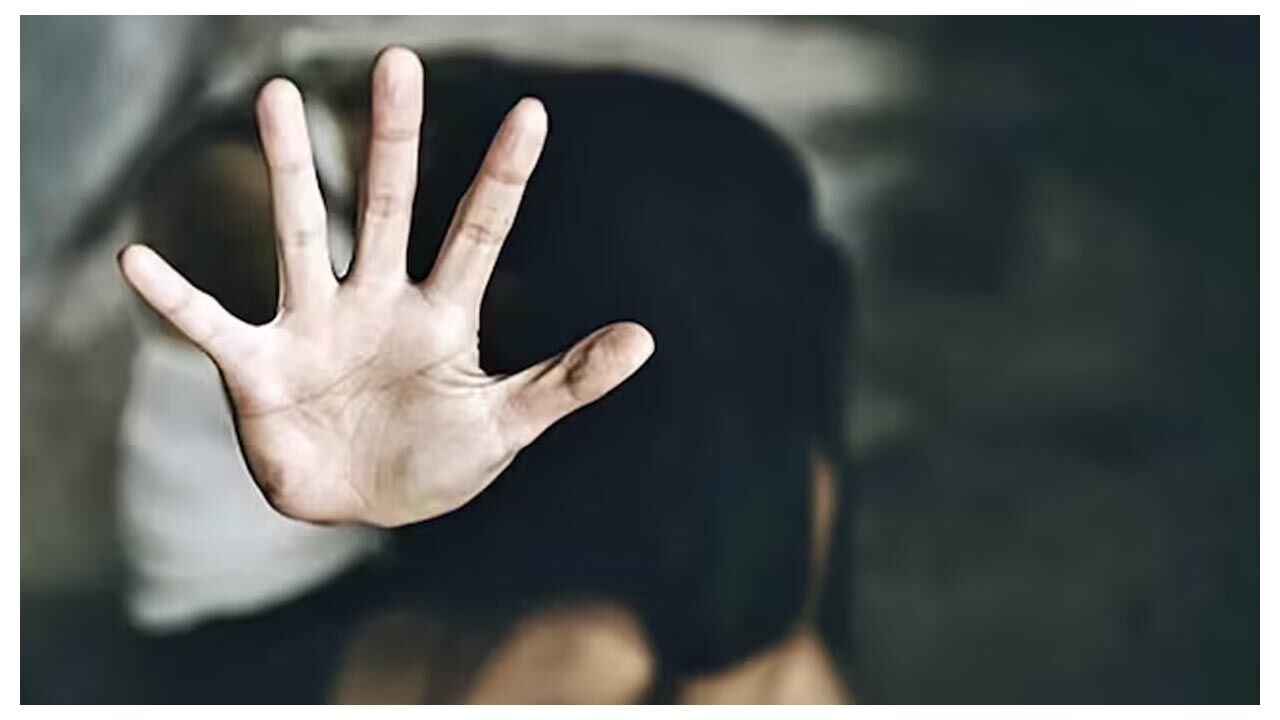 Raipur News: रायपुर में चार साल की बच्ची से अनाचान, पड़ोसी के घर छोड़कर मां गई थी बैंक…