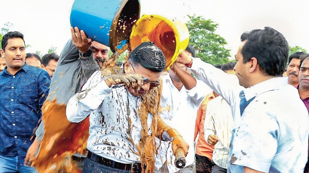 सत्ता की हनक पड़ी भारी: सरकारी कर्मचारी पर डाल दिया था कीचड़, मंत्री नितेश राणे को हुई सजा, अब इतने महीने रहेंगे जेल में, जानिए क्या था 'कीचड़ कांड'?