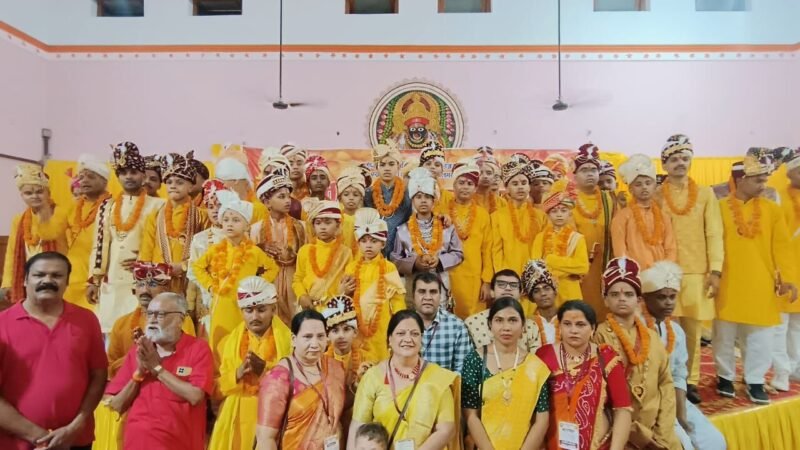 रायपुर: महामाया मंदिर सत्संग भवन में 71 ब्राह्मण बटुकों ने धारण किया जनेऊ, वैदिक मंत्रोच्चार और विधि विधान से संपन्न हुआ सामूहिक यज्ञोपवीत संस्कार