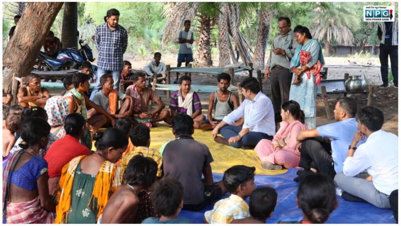 जमीन और बाइक पर कलेक्टर: 40 साल बाद प्रशासन पहुंचा गांव तो लोग भावविभोर हो गए, दरी पर बैठ कलेक्टर ने सुनी समस्याएं