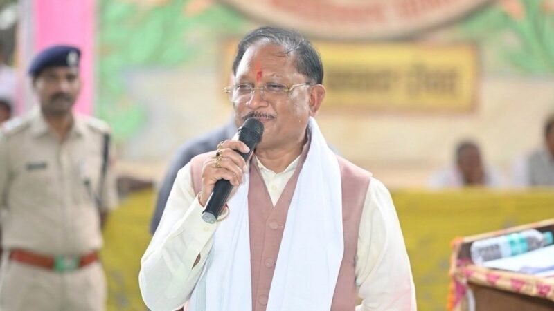 सारंगढ़-बिलाईगढ़ में CM साय की जनचौपाल: खाट पर बैठकर सुनी ग्रामीणों की समस्याएं, इन प्रमुख विकास कार्यों को दी मंजूरी