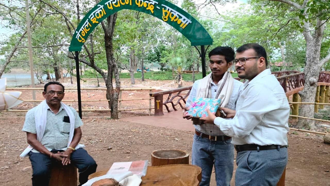 Barse Roshan: सुकमा के किसान पुत्र ने रचा इतिहास: JEE एडवांस में बारसे रोशन को मिली 634वीं रैंक, पढ़ाई का खर्च उठाएगी सरकार…