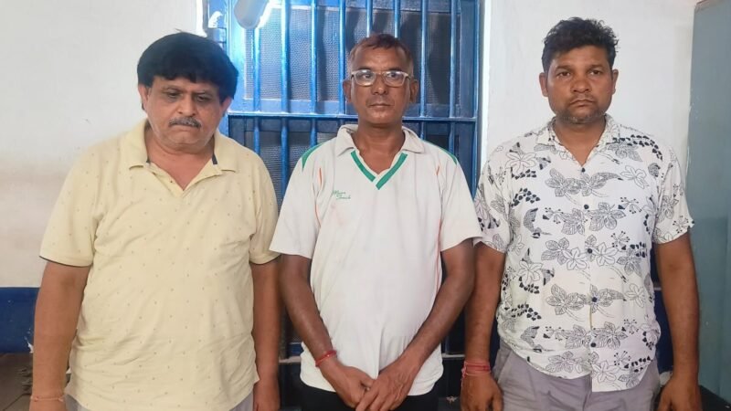CG सेक्स रैकेट का खुलासा: लॉज में पुलिस की छापेमारी, 3 महिलाएं और दो युवक मिले अश्लील हालत में, 80 कंडोम के पैकेट समेत अन्य आपत्तिजनक सामान जब्त…