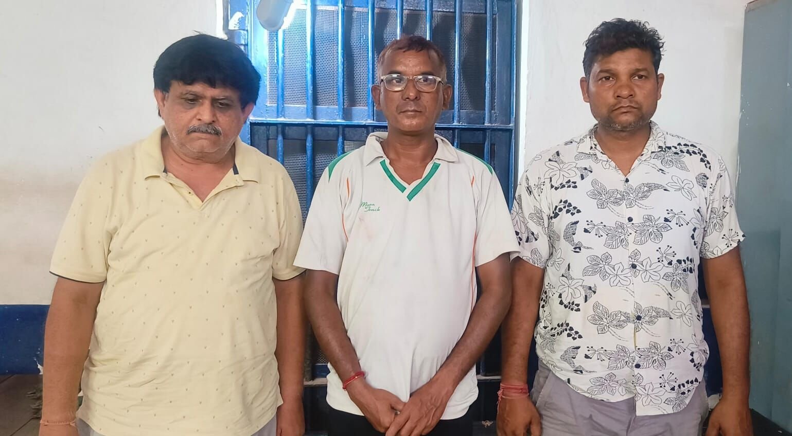 CG सेक्स रैकेट का खुलासा: लॉज में पुलिस की छापेमारी, 3 महिलाएं और दो युवक मिले अश्लील हालत में, 80 कंडोम के पैकेट समेत अन्य आपत्तिजनक सामान जब्त…