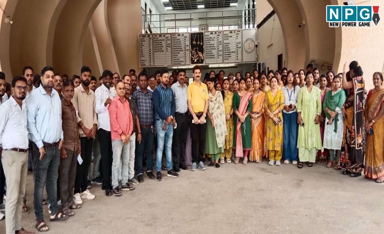 CG: इंद्रावती भवन में जंगी प्रदर्शन, जर्जर बसों के विरोध में कर्मचारियों का आक्रोश… मुख्य सचिव के नाम सौंपा गया ज्ञापन
